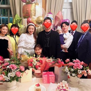 1月は、娘りなの誕生月✨
22歳になりましたぁ🩷
末っ子だけに、まだまだ子供だなぁって思ってしまいますが、年齢だけは大人になってます。思えば私は22歳で長男、長女の出産を終えていましたね😅

昨年に続き、今年も従姉妹のお姉様夫婦のお陰で素敵な誕生日会に🎂
賑やかで楽しい時間を過ごすことができました。
20歳離れた従姉妹ですが、夫婦揃って日々忙しく、毎日充実されています✨
忙しい中、色々考え準備してくれたことにも感謝です。
私もそんな日々を送る従姉妹夫婦を見習って、子供達に素敵だなぁと思ってもらえる重ね方をしたいなぁと思います。

ちなみに、孫娘達はお腹いっぱい！眠さもあり写真には入ってくれませんでしたぁ😅ちびっ子アルアルですね💦

#誕生日
#ハッピーバースデー
#娘
#家族
#赤坂プリンスクラッシックハウス
#六星占術
#細木かおり