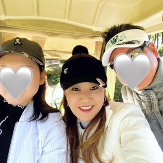 ゴルフ⛳️
天気もよく、スコアは別として😅最高のプレーができました！
下手くそだけど、家族ゴルフは気を使わず楽しめます👍
でも成長するためには、上手な人と緊張感をもってプレーするのも大切かもしれませんね💦

夜は宮崎の美味しさが集結された『ひなた鍋』、宮崎地鶏の炭火焼に宮崎マンゴーのジュースなど、食事を堪能して、温泉につかり癒されました。
今日もハーフだけプレーして帰りまーす！
明日からまた仕事頑張るぞ💪

#ゴルフ
#ゴルフ女子
#宮崎
#家族
#六星占術
#細木かおり