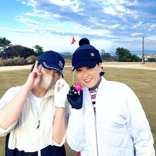 マネージャーのジャイ子さんが、ついにゴルフ⛳️初めました！
来月のコンペに向け、練習に励んでおります✨

今日は仕事を早めに切り上げ、ラーメン🍜を食べてからショートコースで初めて一緒にプレーを！
カート無し、キャディー無し、よき運動でした💦
さすがパワフル！飛ばしますね。負けちゃいそうな予感…に男性陣も焦りを感じたかな？😅
また、YouTubeで公開できる日が訪れるかもです。

最初は不安だったようですが、ジャイ子さんとても楽しかったようです。
年を重ね、男女共に楽しめるスポーツ。これからも楽しみながら継続していきたいと思います✨

#ゴルフ
#ゴルフ女子
#初心者ゴルフ
#六星占術
#細木かおり