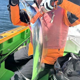 太刀魚✨
じいじが釣ってきた太刀魚に興味津々な孫😊
きっと簡単に釣れると思っているようで…次は一緒に行って釣る！と言ってました😅
色々なものに触れ、興味をもつことは良いことですね。

今回の収穫は太刀魚4匹。
塩焼きにして、美味しくいただきました✨次はムニエルにしてみようかな😊
また、太刀魚は抗酸化作用による美肌効果を期待できるビタミンA、Eが含まれているから美容にもよき！
新鮮で、程よく脂がのっていて身はフワフワで、あっさり上品なお味だからか孫達もよく食べましたよ😋

#釣り
#太刀魚
#孫
#食育
#六星占術
#細木かおり
