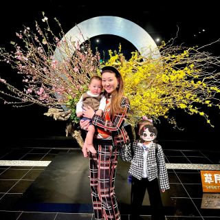 孫1歳の誕生日🎂
母も大好きだった、岡半ニューオータニにてお祝いです。
お店の方々とも母との思い出話に花が咲き、一緒に祝ってくれているようで嬉しかったです😃

それにしても月日が経つのは早い！3人目の孫となると更に早く感じる😅
今のところ日々穏やかで、あまり手がかからず健やかに育っています。
お姉ちゃん達も弟が可愛いようで😍抱っこしたり、一生懸命あやしたり微笑ましい光景も。
最近はハイハイも高速になり、つかまり立ちができるようになりました。歩くまではもう少しかかりそうですが、食欲旺盛でワンパクになりそうです✨

1歳のお祝いに欠かせない一升餅は、神楽坂の老舗和菓子屋『五十鈴』さんにオーダーを。

一升餅に込める願いは…
一生を通じて食糧に困ることがないように。
餅のように粘り強く生きていけるように。
のびのびと成長していくように。
丸い形状から全てが丸く収まるように。

様々な思いを込めて、まだ歩けませんが一升餅を背負わせました✨泣かずに背負いながら、一生懸命ハイハイしてました😊
これからの成長が楽しみです！

#孫
#誕生日
#1歳 
#一升餅
#六星占術
#細木かおり