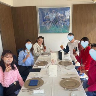 先日のお休みは、仲良しファミリーと春を感じながらリフレッシュランチ💕
娘が幼稚園の頃からのお付き合い。気づけば出会って20年✨家族で仲良くできることは貴重なご縁だと思います。
都内から1時間ほどで、リゾート気分を楽しめるからオススメ✨
素晴らしいロケーションのなか、娘達の成長を感じながら懐かしい話で盛り上がり、よい休日でした！
そして女子会は、六星占術星人あるある話でも盛り上がってまーす。
それぞれの星人特徴がハマり面白い🤣

#ランチ
#逗子マリーナ
#家族
#六星占術
#細木かおり