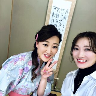 香川県から戻りました✨
週末開催されたじょんならんフェスティバル出演の際も、いつもヘアメイクを担当してくれている茜ちゃんが来てくれましたよ✨
一緒に温泉旅行♨️って感じの写真ですが、お仕事でした！
いつもありがとう。
日頃のヘアメンテは全てお任せ。お陰でロングスタイルを保てています😅

そして茶道を始めてから、掛け軸や茶器、食器やお花、旅館に行くと必ず部屋の設えも気になるようになりました。
お稽古を始めた頃、先生が『これまでなんとなく目にしていたものに興味が湧き、更に楽しめるようになりますよ』と仰ってましたが、まさにその通り😊
意識を持つことで、どんな場面でも学びとなりますね✨

#旅館
#旅
#ヘアメイク
#六星占術
#細木かおり